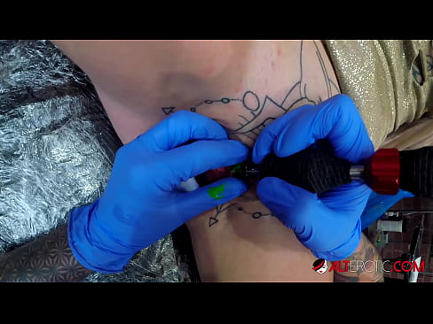 ❤️ E dashura jashtëzakonisht e bërë me tatuazhe, Sully Savage, bëri një tatuazh në klitorisin e saj ❤❌ Video porno në sq.sexvideogif.ru